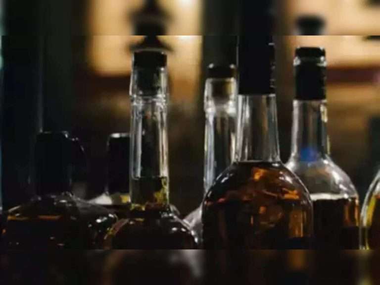 Delhi government sold over 61 crore liquor bottles, earned 7,285 crore last year